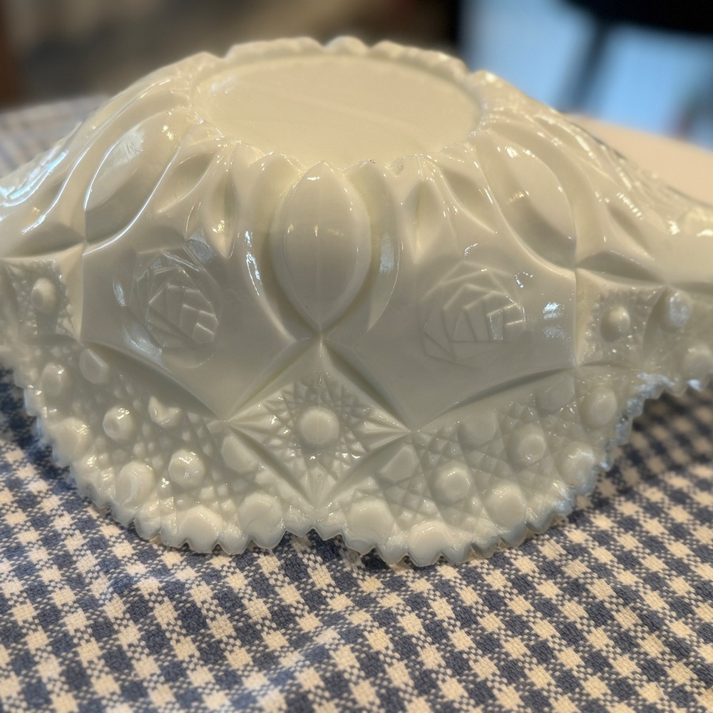 Vintage Westmoreland Milk Glass Hobnail Bowl with Ruffled Edge (Slight damage) - Picture 4 of 10